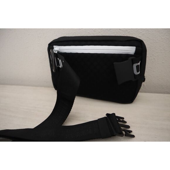 Under Armour 1378418-001 Unisex O/S Black/White UA Essential Crossbody Waist Bag - Picture 14 of 16